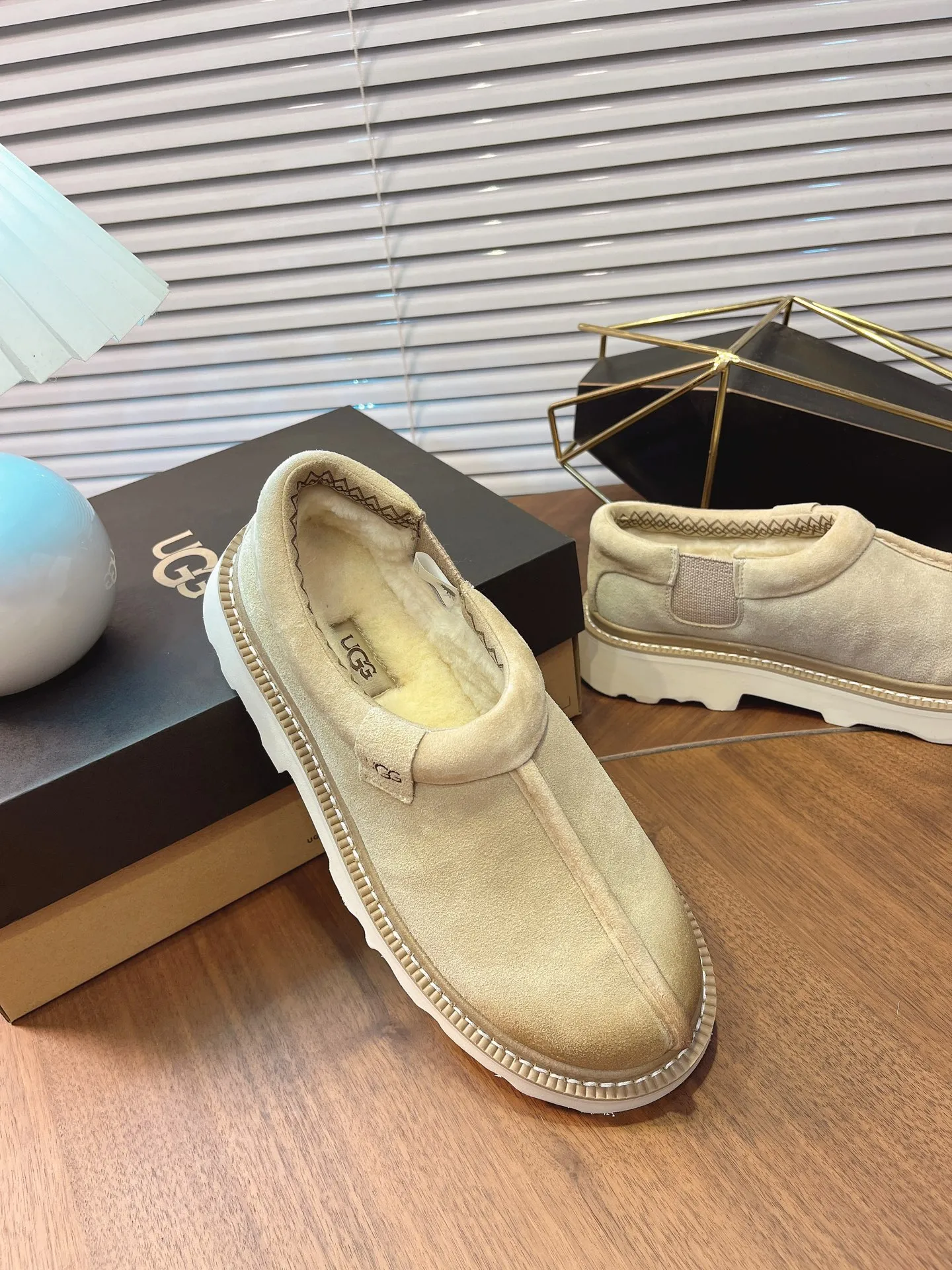 p518🐮🐮2025 new style𝑼𝑮𝑮•Men's style ◾️.Winter snow boots and fur shoes. The matching coefficient is also 100%.💥Very good-looking✨Full of fashion and you will look great when you put it on📈 Tasman casual boots. The heel is decorated with a hot embossed brand logo. Item No.: 1166913 Upper: High-quality cow suede Inner lining: sheepskin imported from Australia. The inner lining is made of Australian lamb wool. Outsole: EVA non-slip outsole. Size: 40 to 44